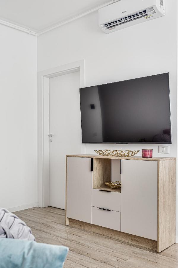 Elegant Apartment Near Afi & Atrium Mall Arad Eksteriør billede